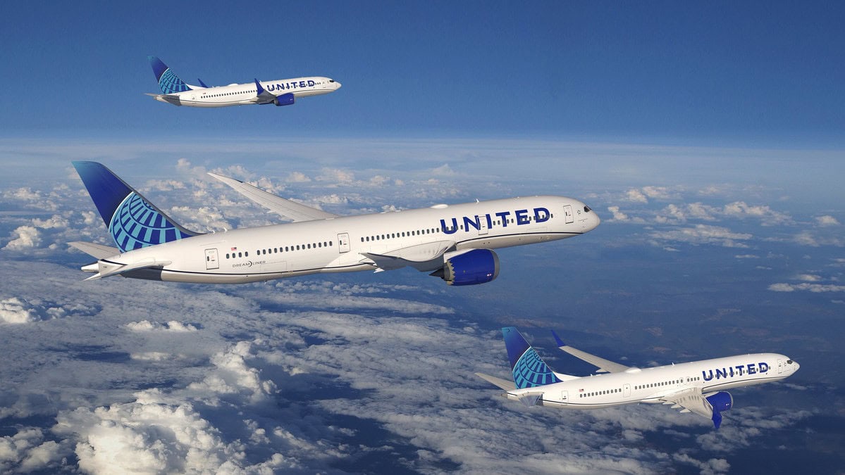 United Airlines Airplanes Flying