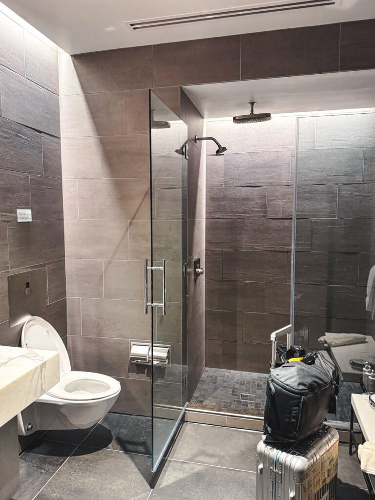 ANA 777-300ER First Class Review: The Suite 2 - ANA 777-300ER First Class,ANA First Class,ANA The Suite United Airlines Polaris Lounge (SFO): Shower Suite.