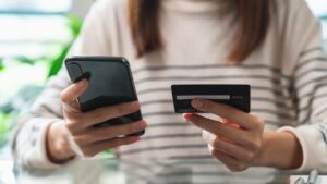 earn american airlines aadvantage miles – A Consumer Is Paying With A Credit Card. 