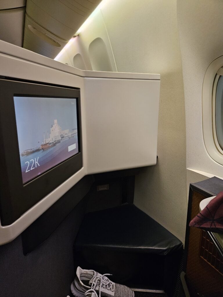 Qatar Airways 777-300ER Business Class Review – qatar airways 777-300er business class footwell