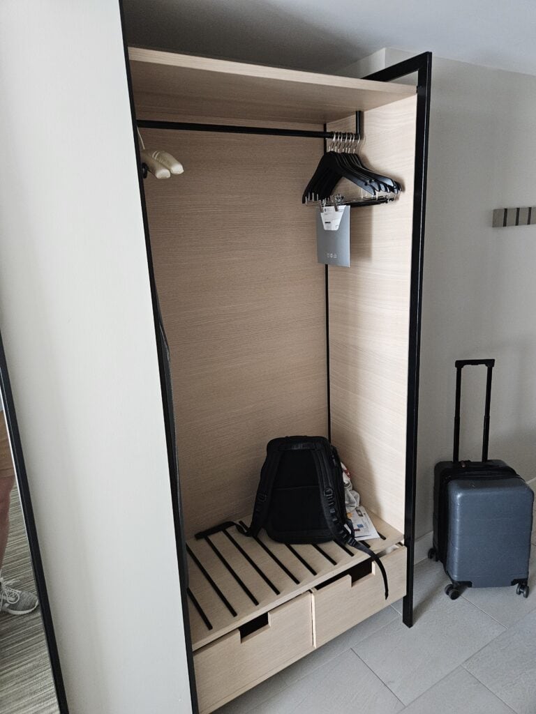Hyatt Regency Seattle Review – hyatt regency seattle closet hangers