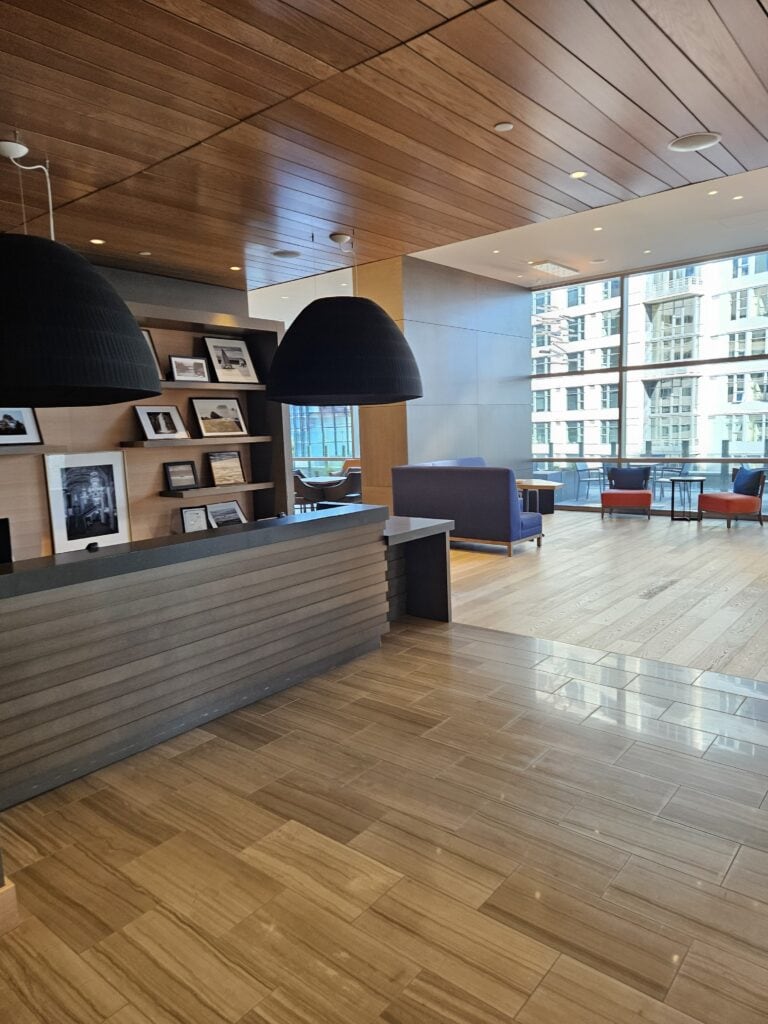Hyatt Regency Seattle Review – hyatt regency seattle lounge entrance desk