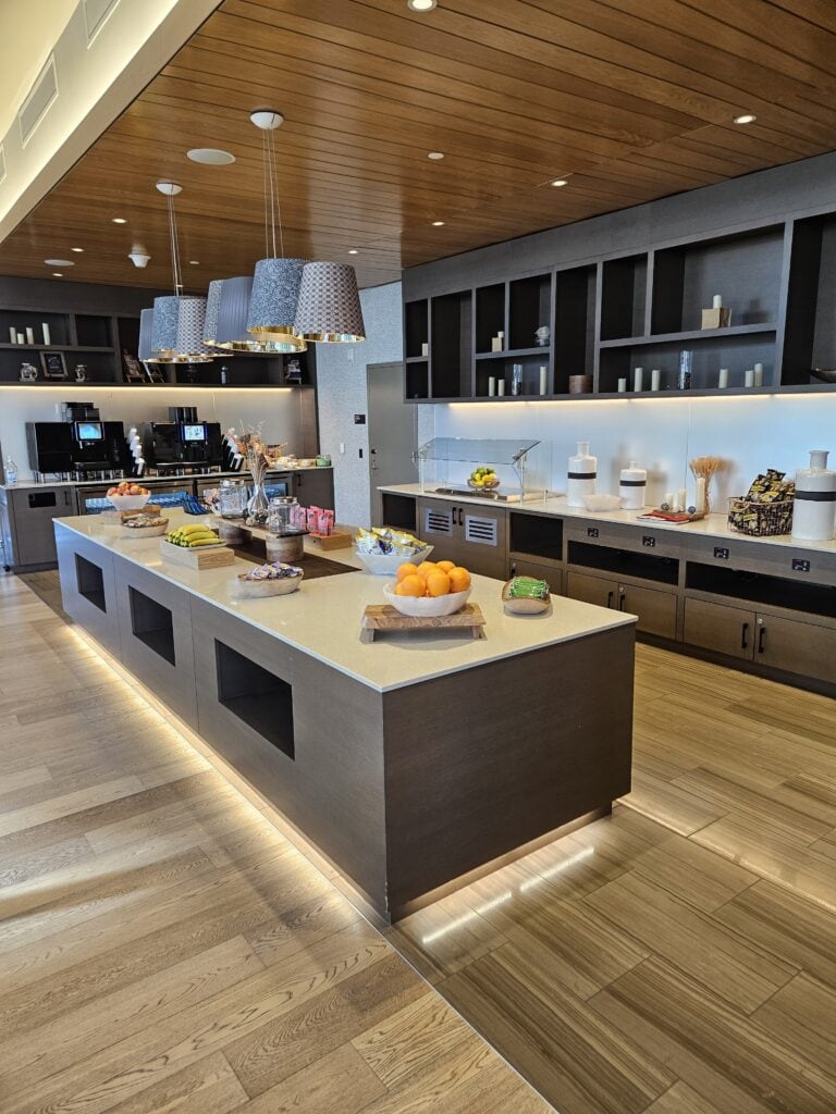Hyatt Regency Seattle Review – club lounge hyatt regency seattle breakfast snacks grab and go grab-and-go