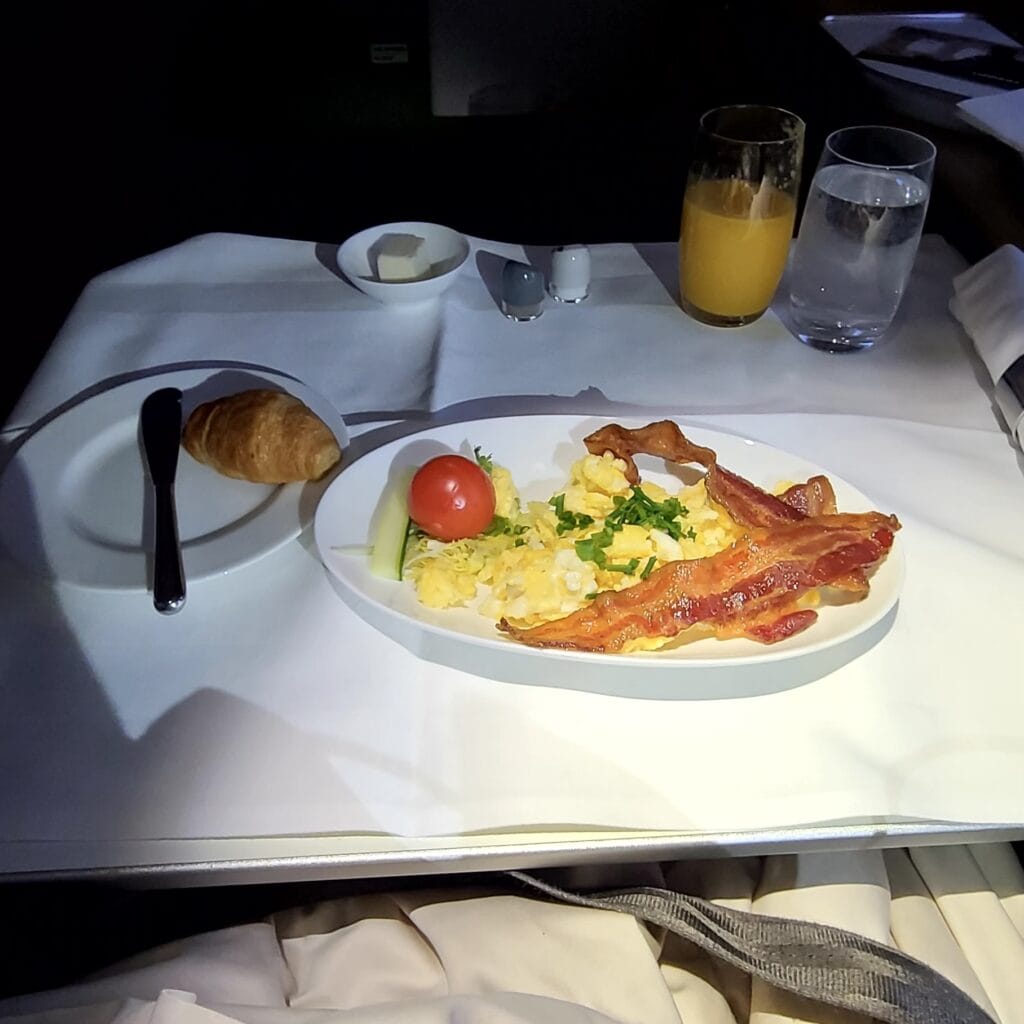 Lufthansa 747-8 First Class Review – Lufthansa 747-8 First Class Breakfast