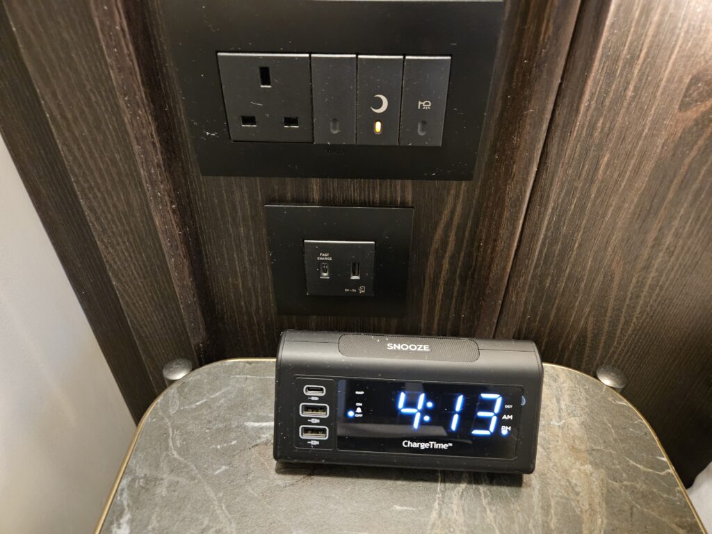 Hyatt Regency London Blackfriars Review – power outlet A/C usb-a usb a usb-c usb c