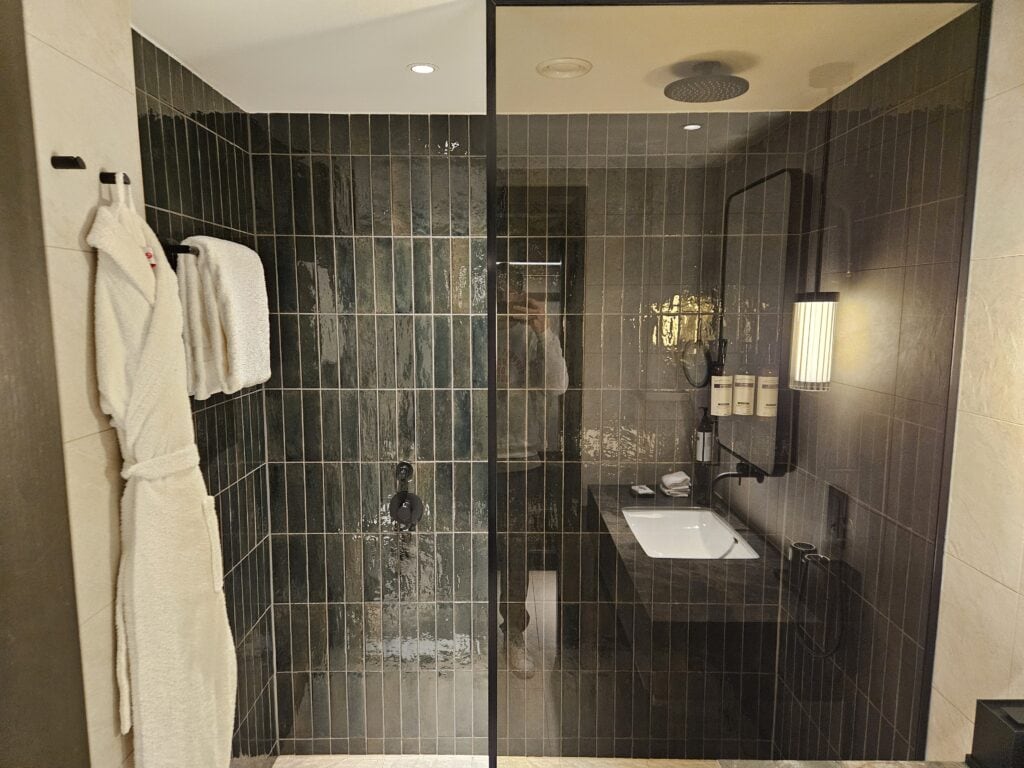 Hyatt Regency London Blackfriars Review – hyatt regency london blackfriars shower bathroom