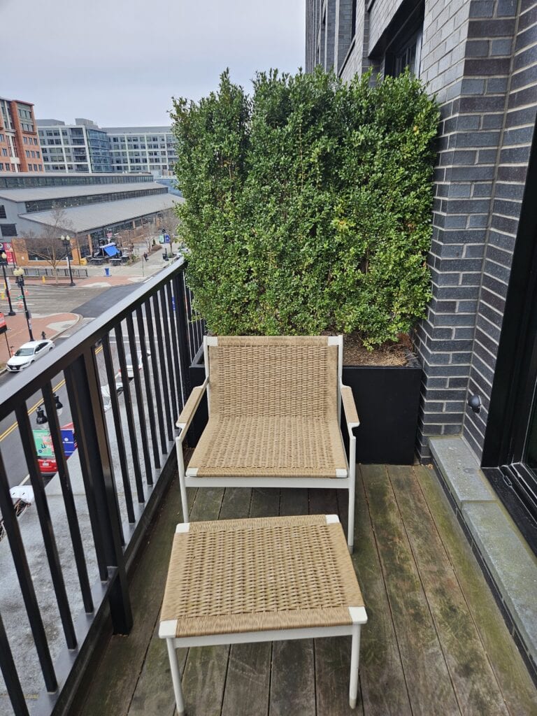 Thompson Washington DC Review – king bedroom balcony divider thompson washington dc