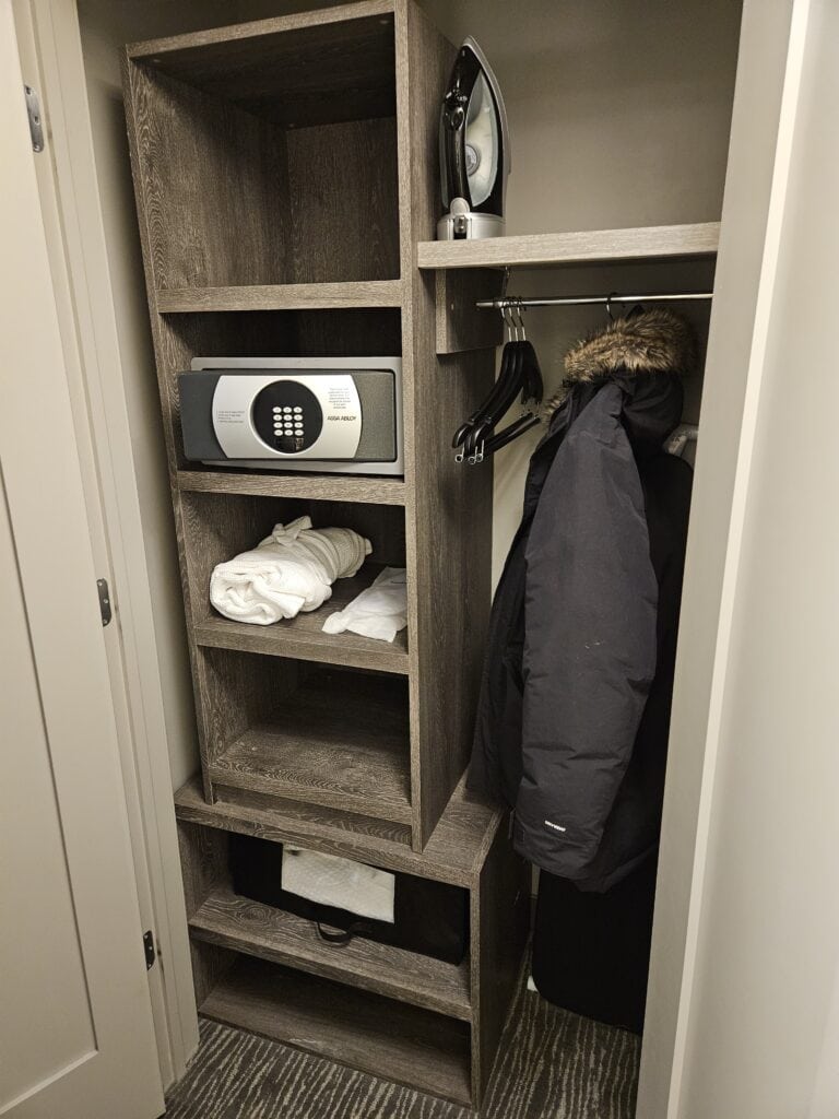 Hyatt Regency Boston Review – hyatt regency boston bedroom closet safe robe iron ironing board