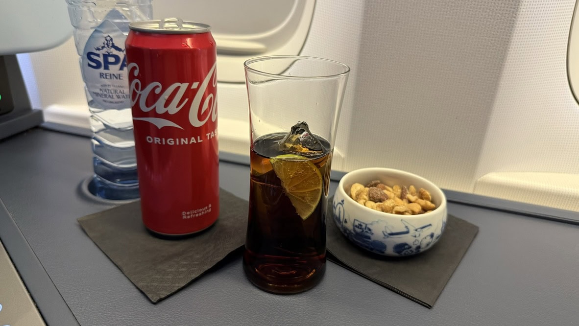 KLM 777-300ER Business Class Review 27 - klm 777-300er business class KLM 777-300ER Business Class Review – KLM Business Class Post-Take-Off Snack