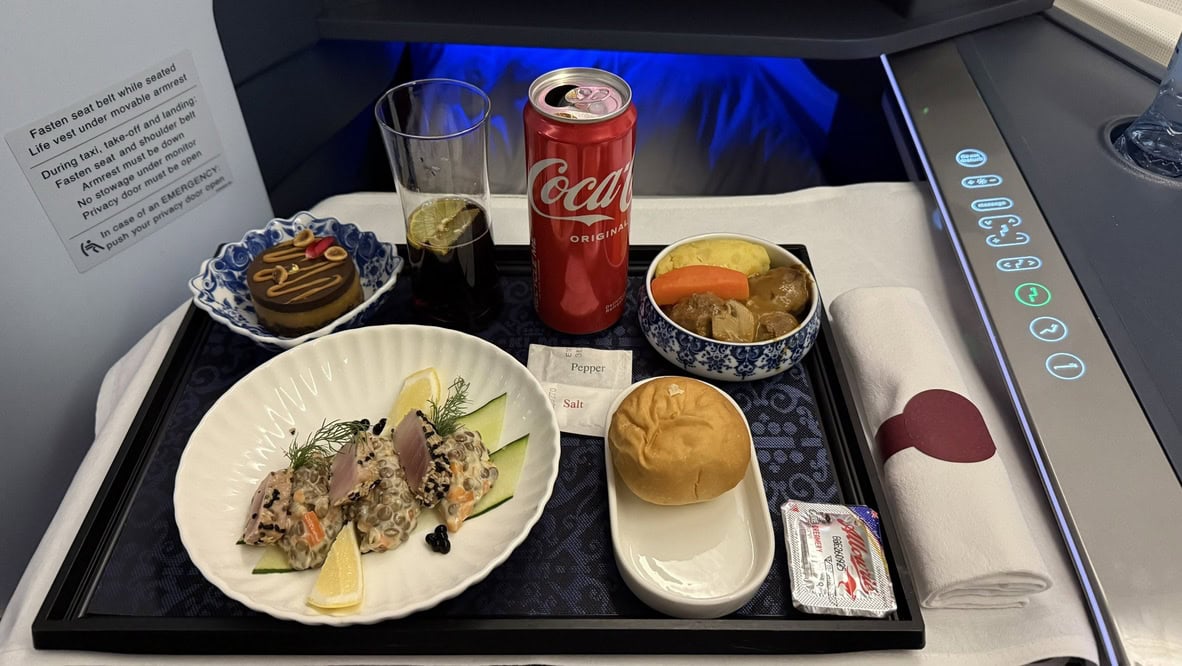 KLM 777-300ER Business Class Review 33 - klm 777-300er business class KLM 777-300ER Business Class Review – KLM Business Class Pre-Landing Light Meal