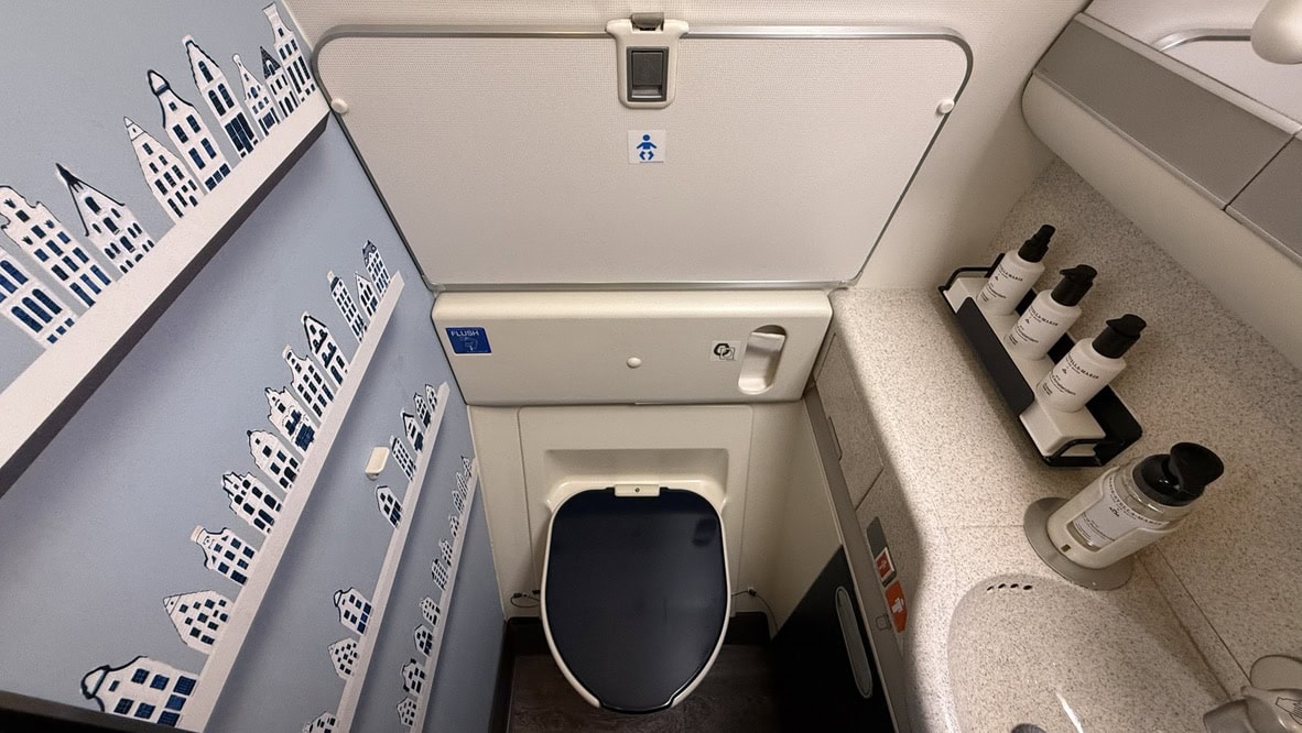 KLM 777-300ER Business Class Review 22 - klm 777-300er business class KLM 777-300ER Business Class Review – KLM Boeing 777-300ER Business Class Lavatory