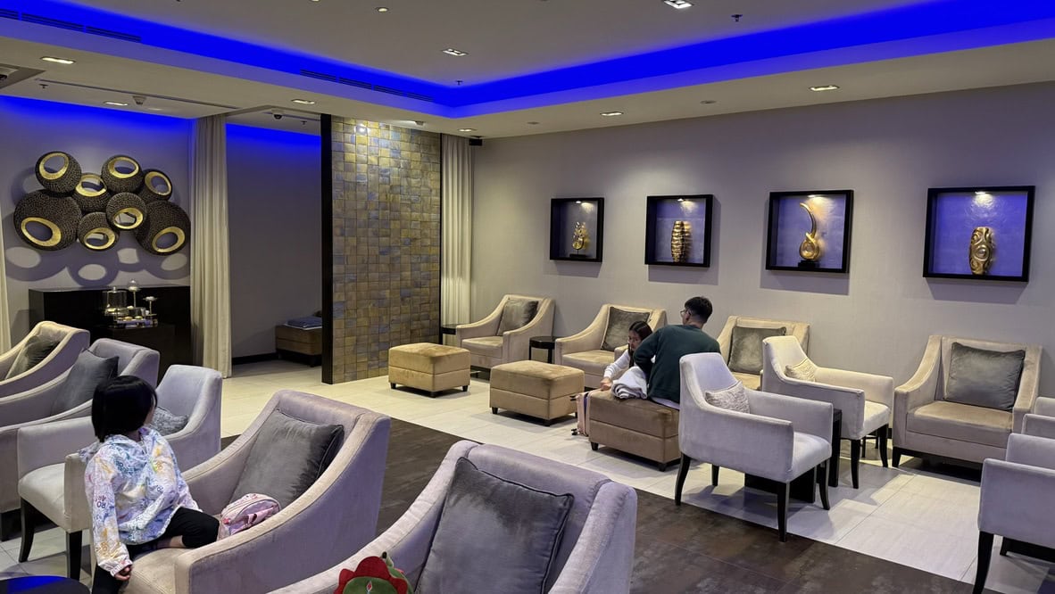 KLM 777-300ER Business Class Review 7 - klm 777-300er business class KLM 777-300ER Business Class Review – Oman Air Business Class Lounge At Bangkok Suvarnabhumi Airport (BKK)