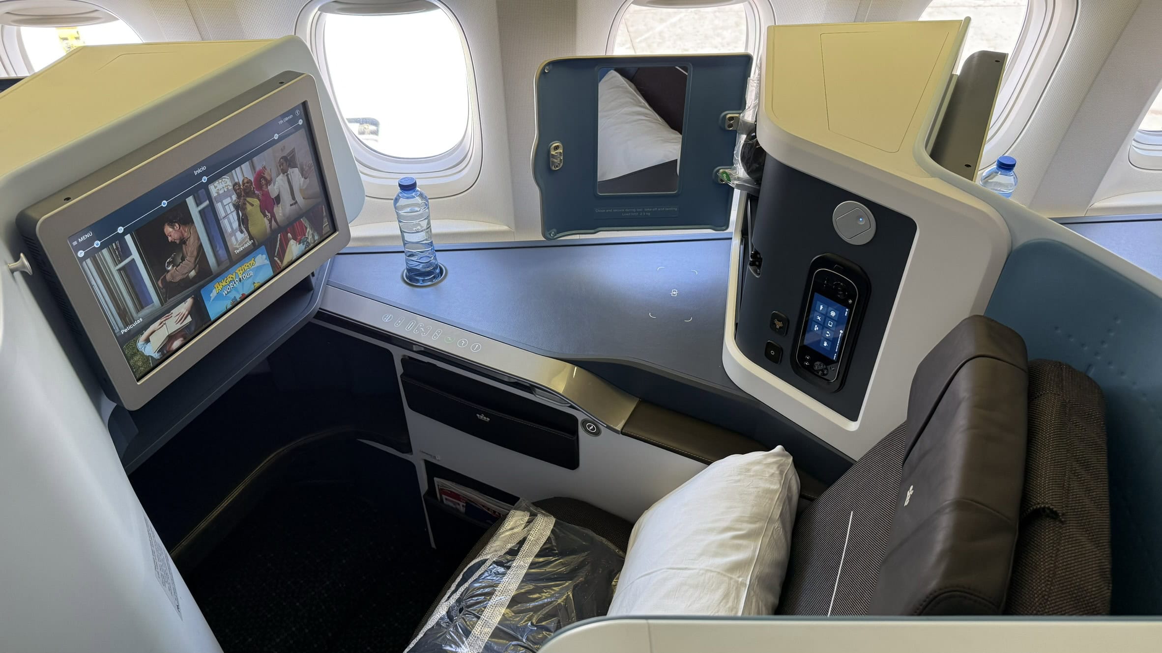 KLM 777-300ER Business Class Review 11 - klm 777-300er business class KLM 777-300ER Business Class Review – KLM Boeing 777-300ER Business Class Seat 5K