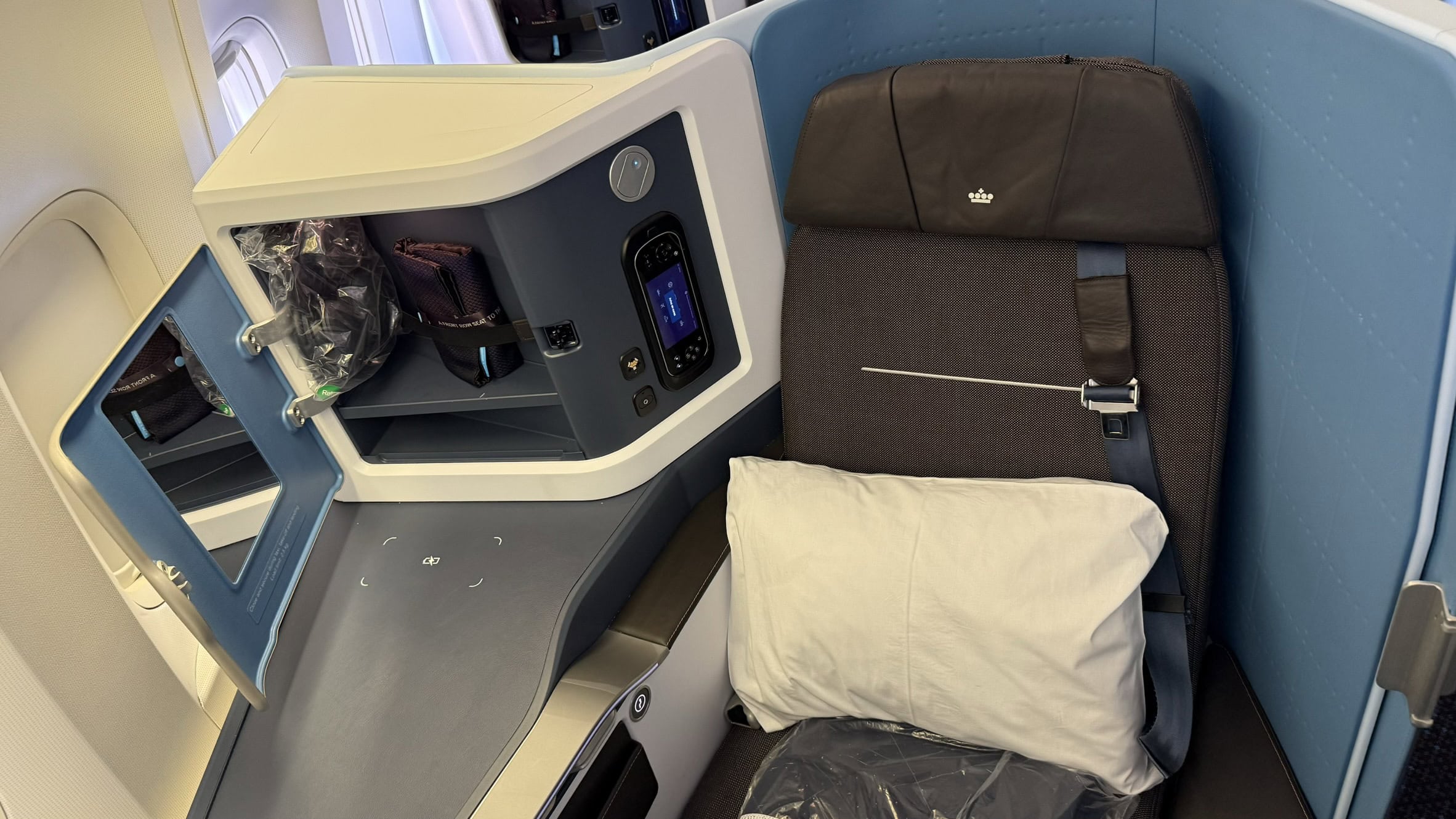 KLM 777-300ER Business Class Review 12 - klm 777-300er business class KLM 777-300ER Business Class Review – KLM Boeing 777-300ER Business Class Seat 5K