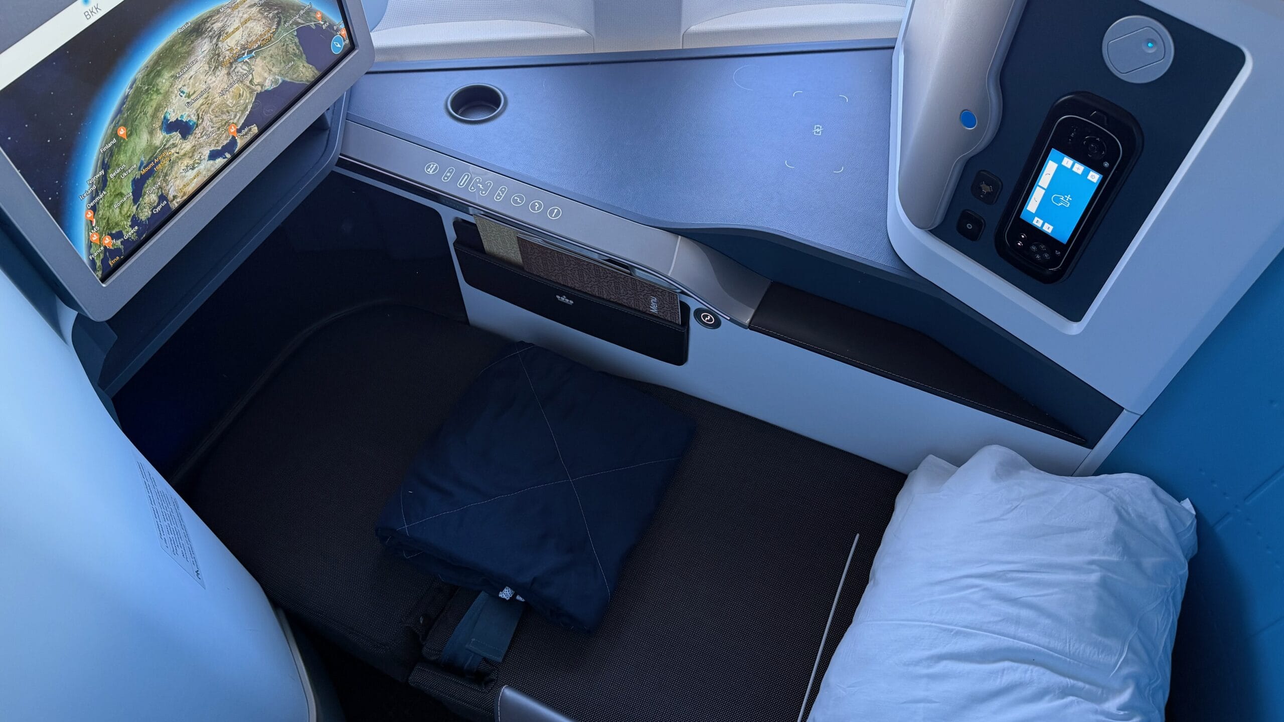 KLM 777-300ER Business Class Review 17 - klm 777-300er business class KLM 777-300ER Business Class Review – KLM Boeing 777-300ER Business Class Bed