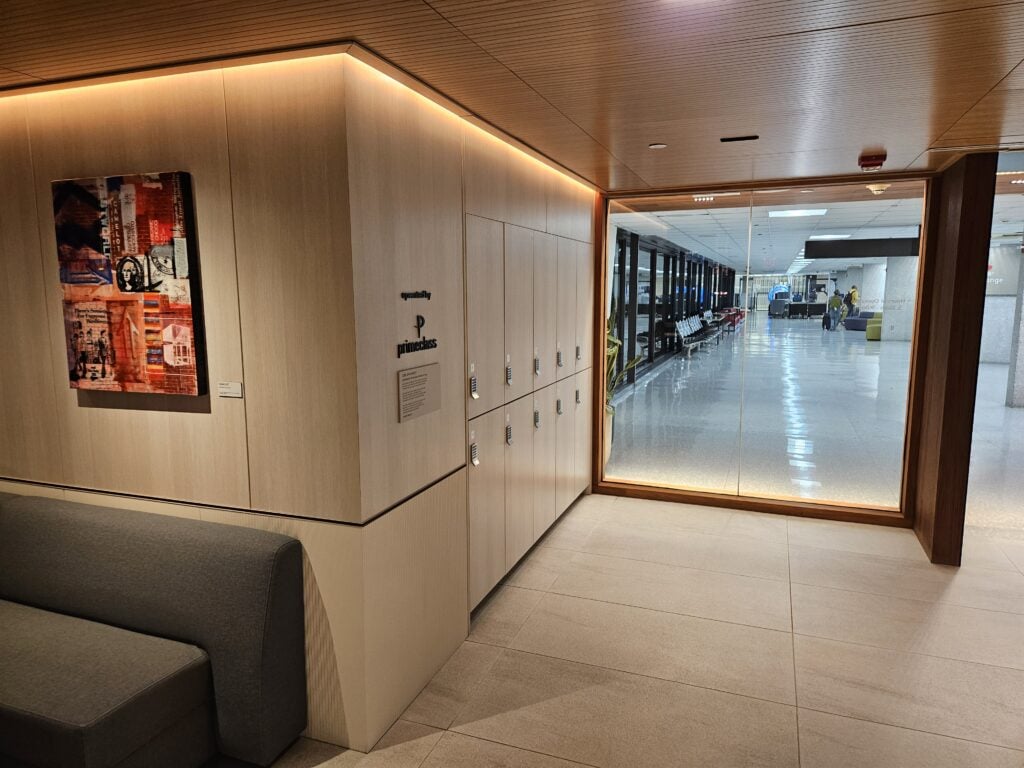 capital one lounge iad - luggage lockers