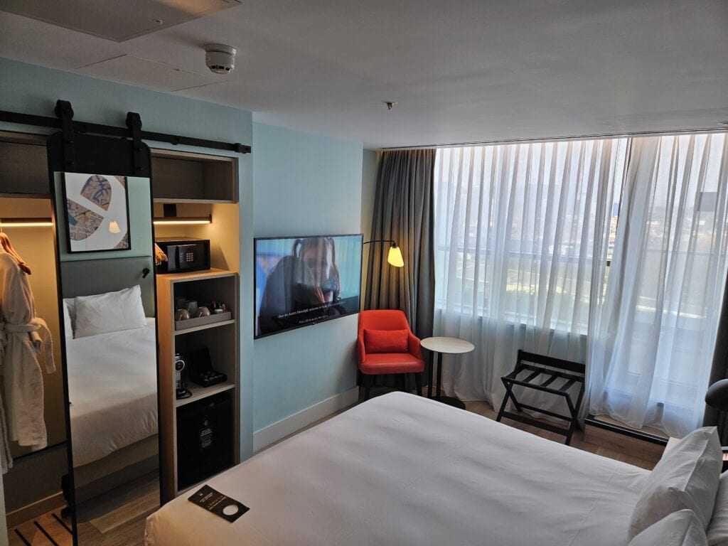 Hyatt Place London City East Premium King Bed with Balcony - Bedroom