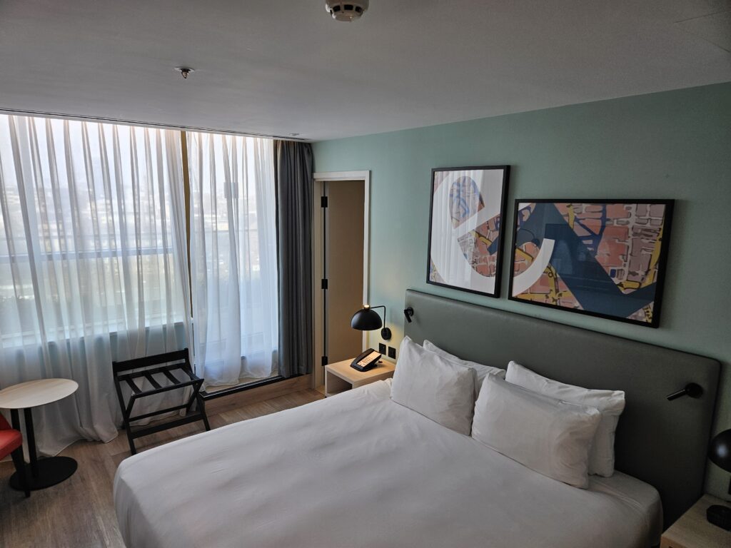 Hyatt Place London City East Premium King Bed with Balcony - Bedroom