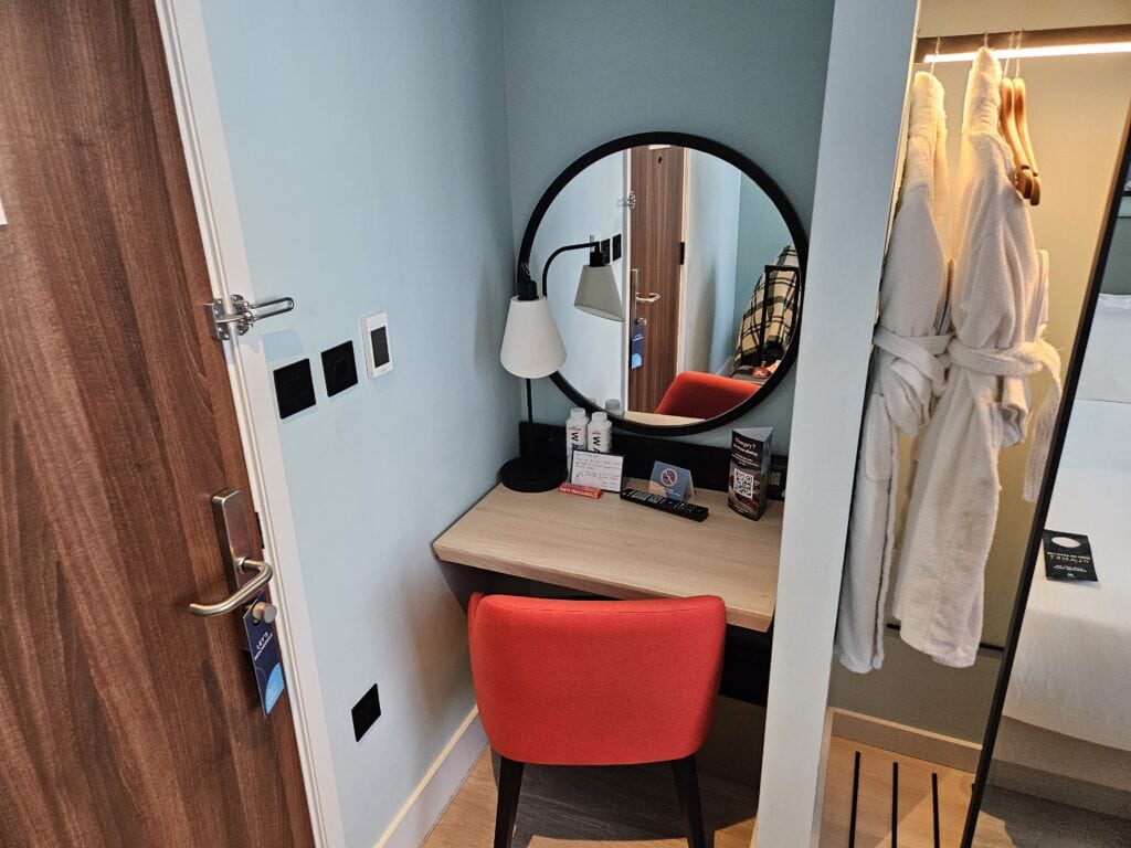 Hyatt Place London City East Premium King Bed with Balcony - Desk