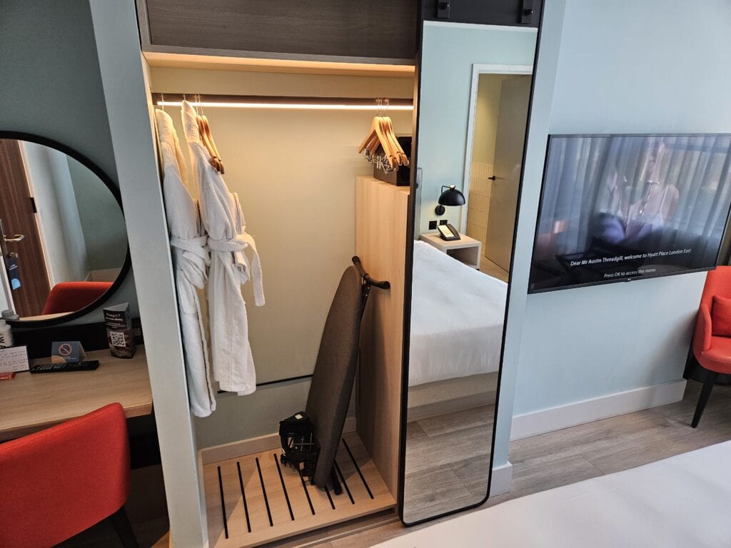 Hyatt Place London City East Premium King Bed with Balcony - Closet