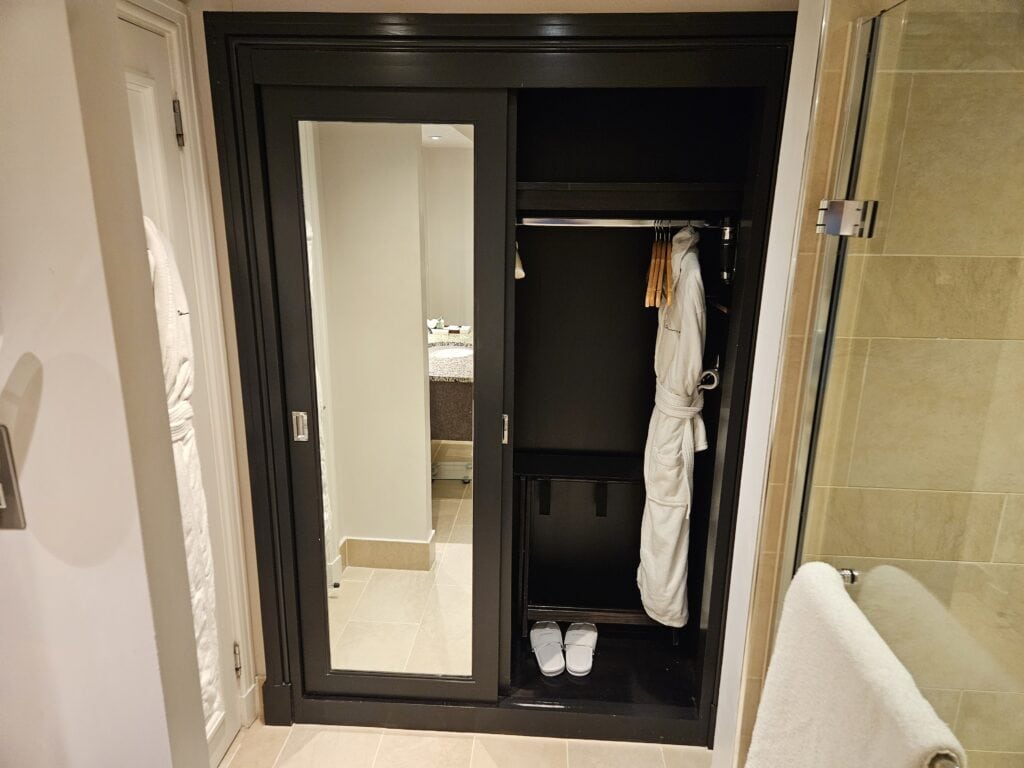 Hyatt Regency London - The Churchill: Regency Suite Balcony Closet