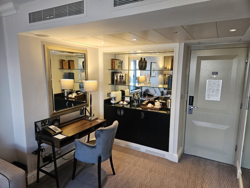 Hyatt Regency London - The Churchill: Regency Suite Balcony Wet Bar And Desk
