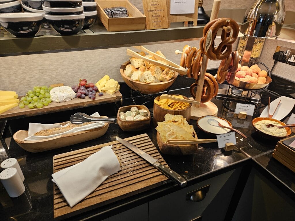 Hyatt Regency London - The Churchill: Regency Club Lounge Happy Hour