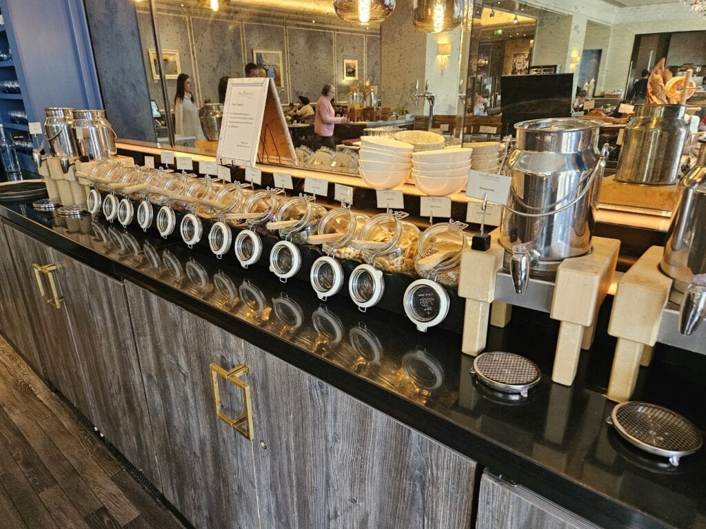 Hyatt Regency London - The Churchill: Lobby Restaurant Breakfast