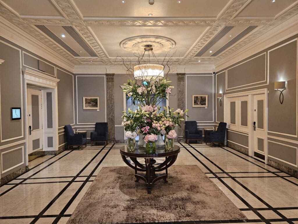 Hyatt Regency London - The Churchill: Lobby Flowers