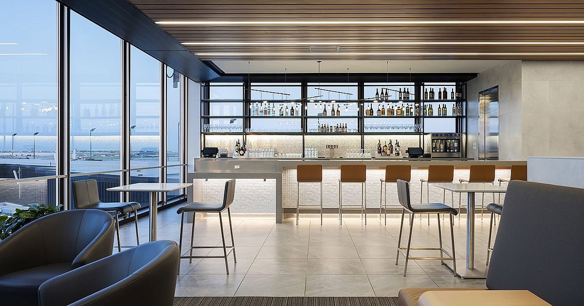 Chicago O'Hare International Airport [ORD] - American Airlines Admirals Club Lounge