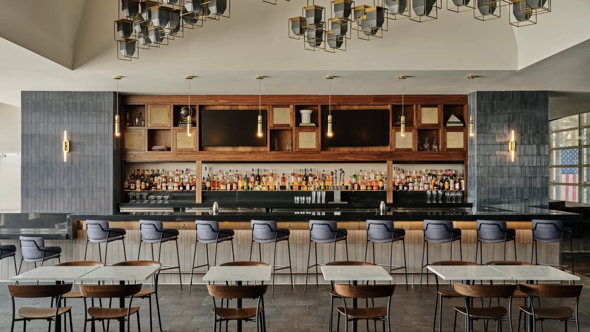 Amex Platinum vs Chase Sapphire Reserve - Amex Centurion Lounge