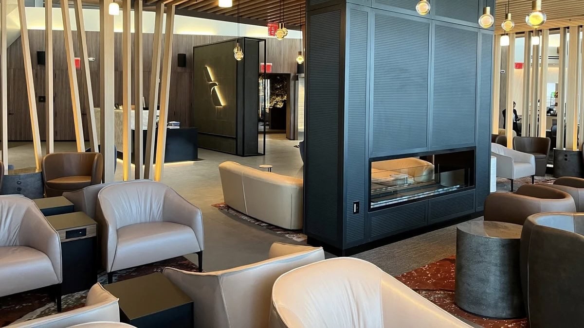 Newark Liberty [EWR] Airport Lounges Guide - American Airlines Admirals Club