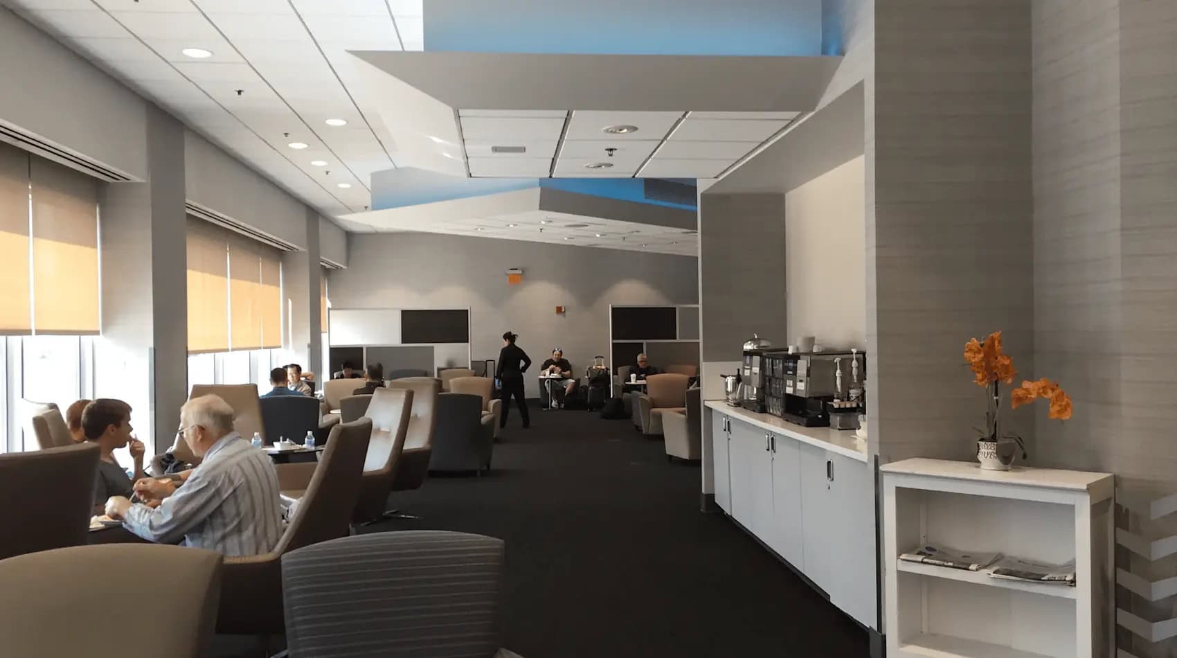 Boston Logan Airport Lounges Guide: Access, Hours, And Amenities 7 - Boston Logan Airport Lounges Boston Logan Airport Lounges Guide - The Lounge: Terminal C