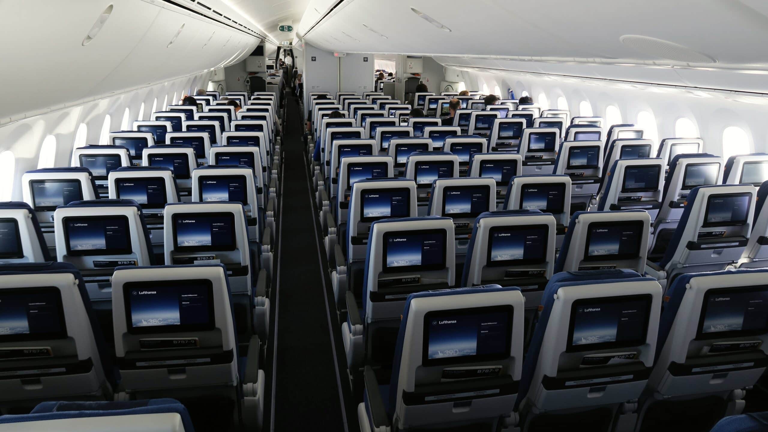 Airbus A350 vs Boeing 787: Which Plane Is Better 4 - Airbus A350 vs Boeing 787 Airbus A350 vs Boeing 787 - Lufthansa 787 Economy Class Cabin