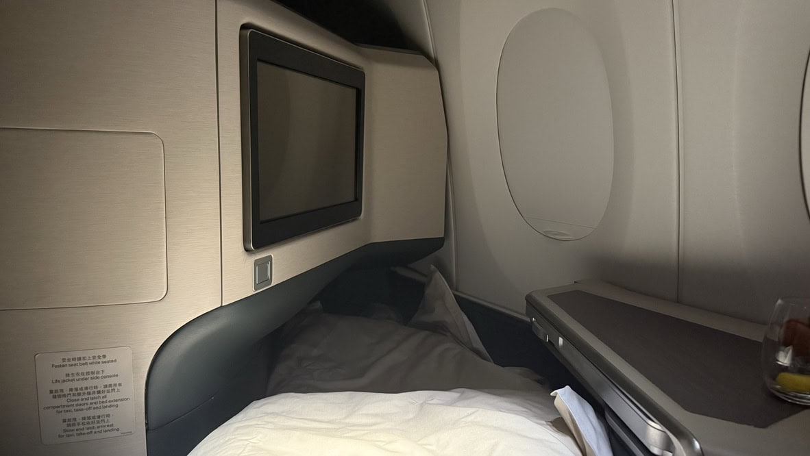 Cathay Pacific A350-900 Business Class - Footwell