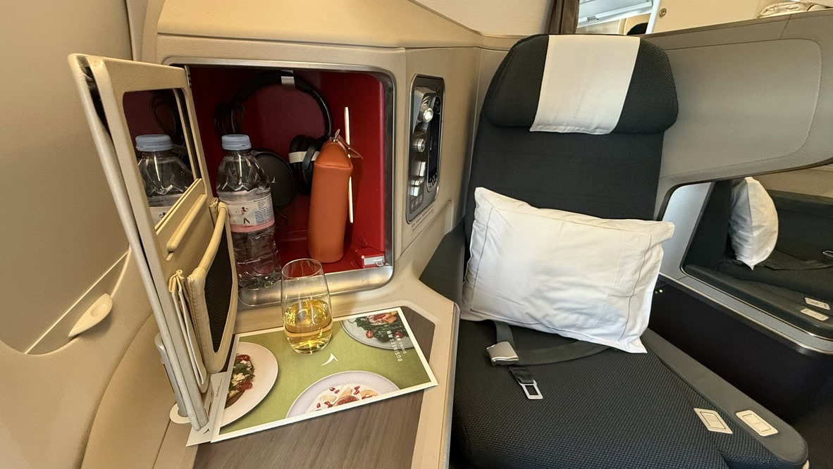 Cathay Pacific A350-900 Business Class - Seat And Storage