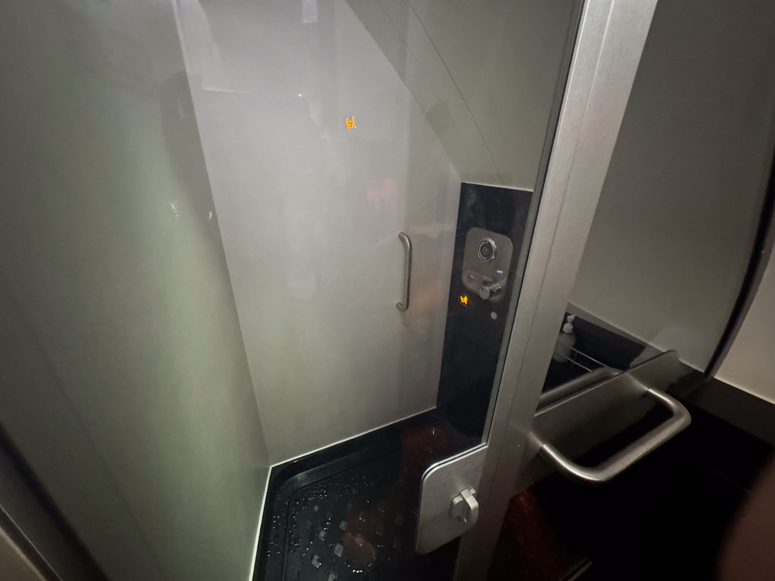 Etihad Airways A380-800 First Class [The Apartment] - First Class Lavatory
