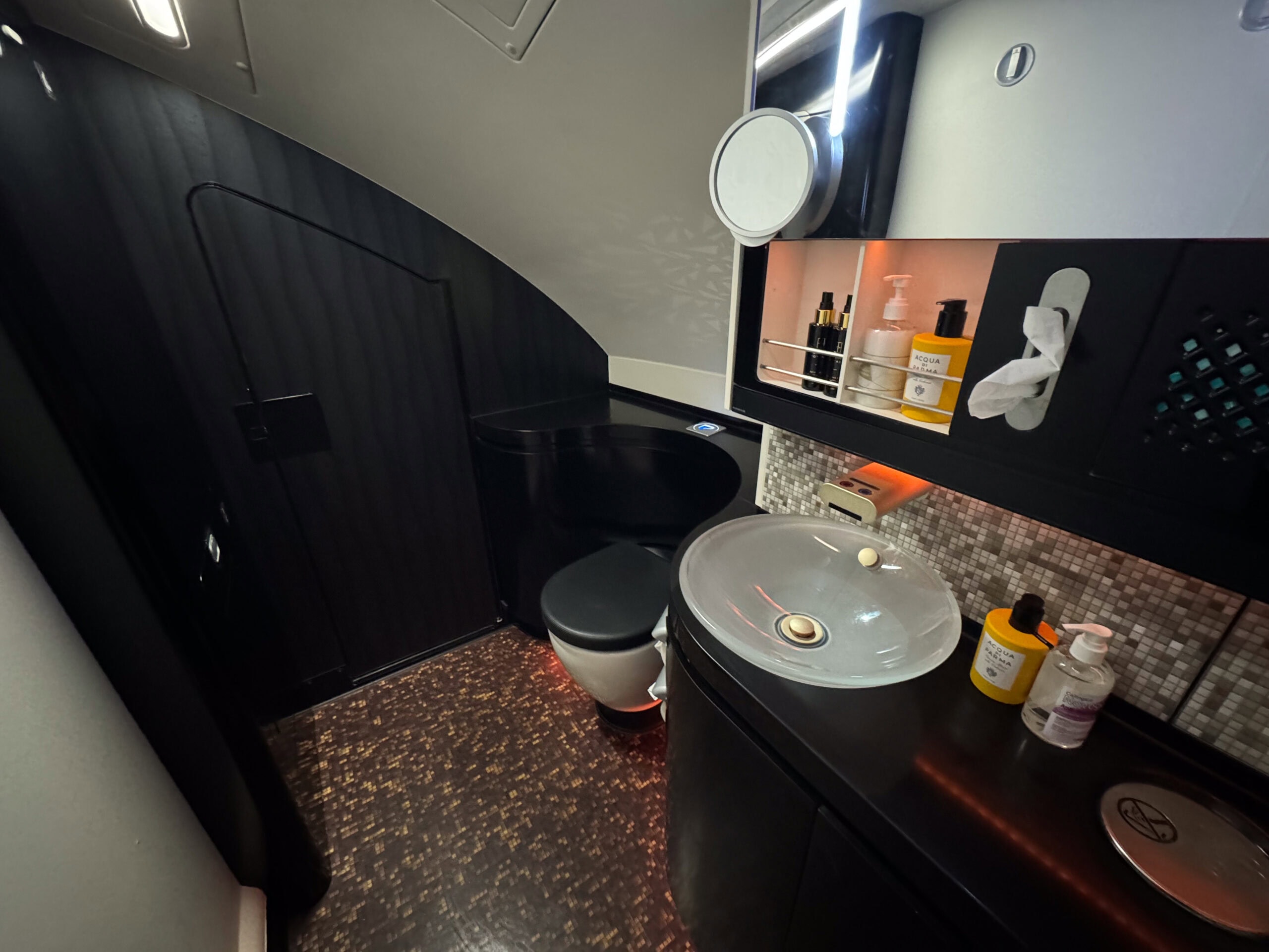 Etihad Airways A380-800 First Class [The Apartment] - First Class Lavatory