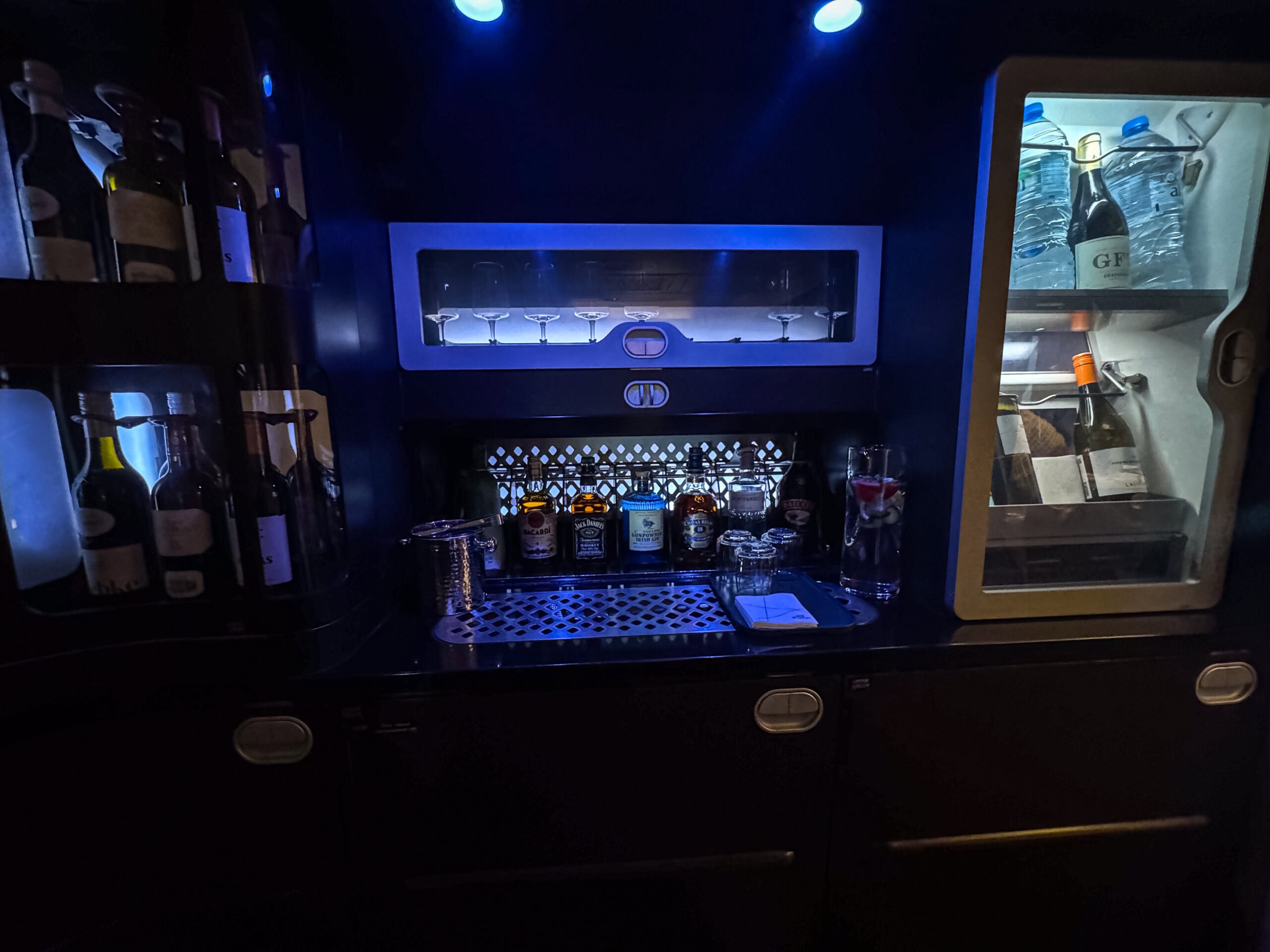 Etihad Airways A380-800 First Class [The Apartment] - First Class Bar