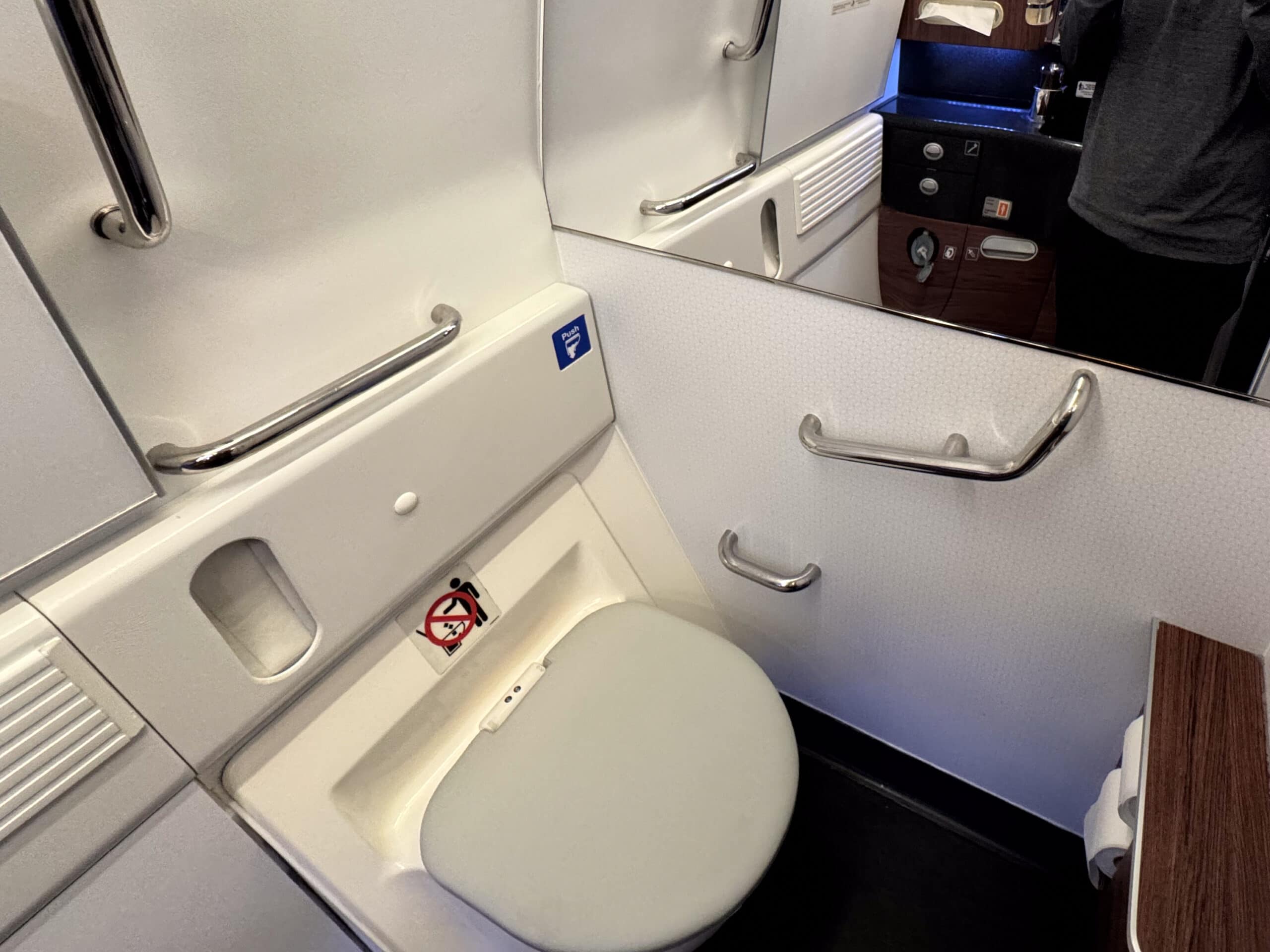 Qatar Airways 777-300ER Business Class [Qsuite] - Lavatory
