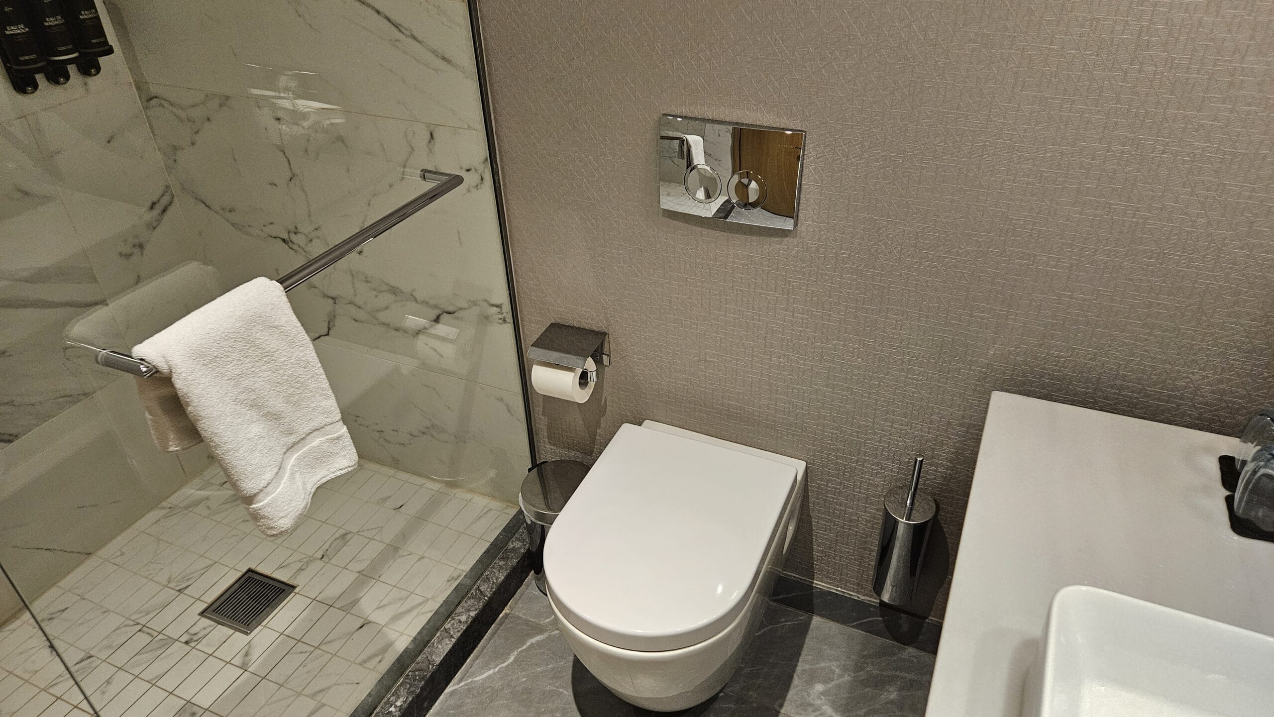 Grand Hyatt Athens: Junior Suite With 1 King Bed Bathroom Toilet