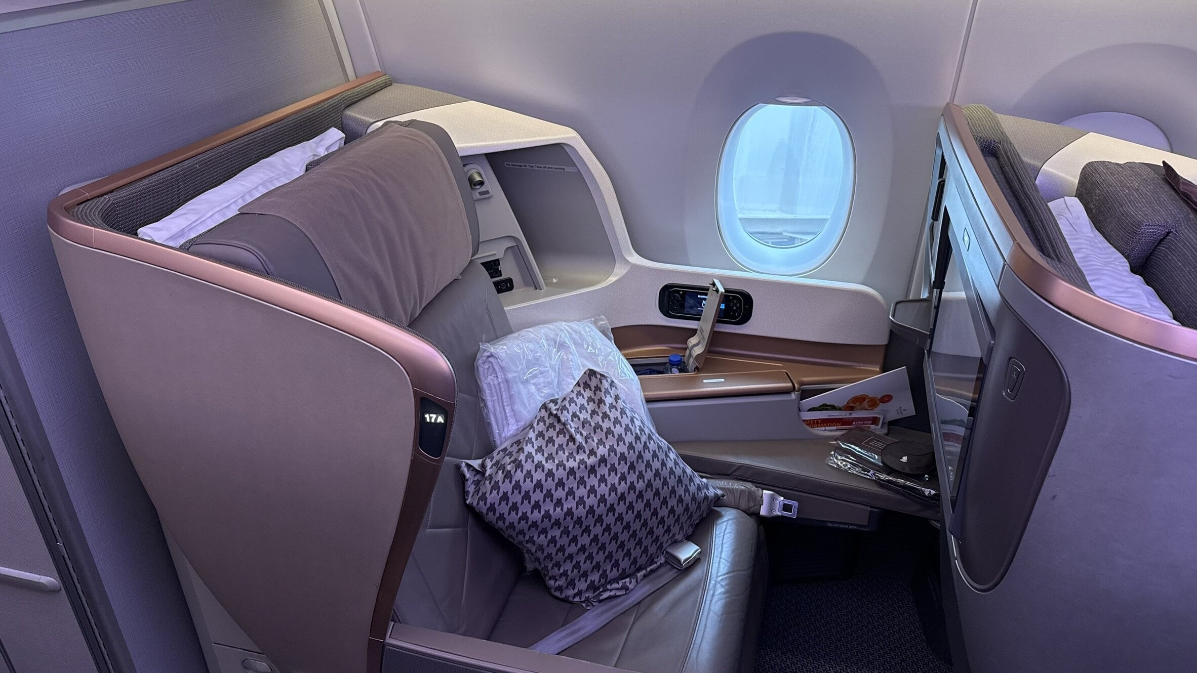 Singapore Airlines A350-900 Business Class Seat [17A]