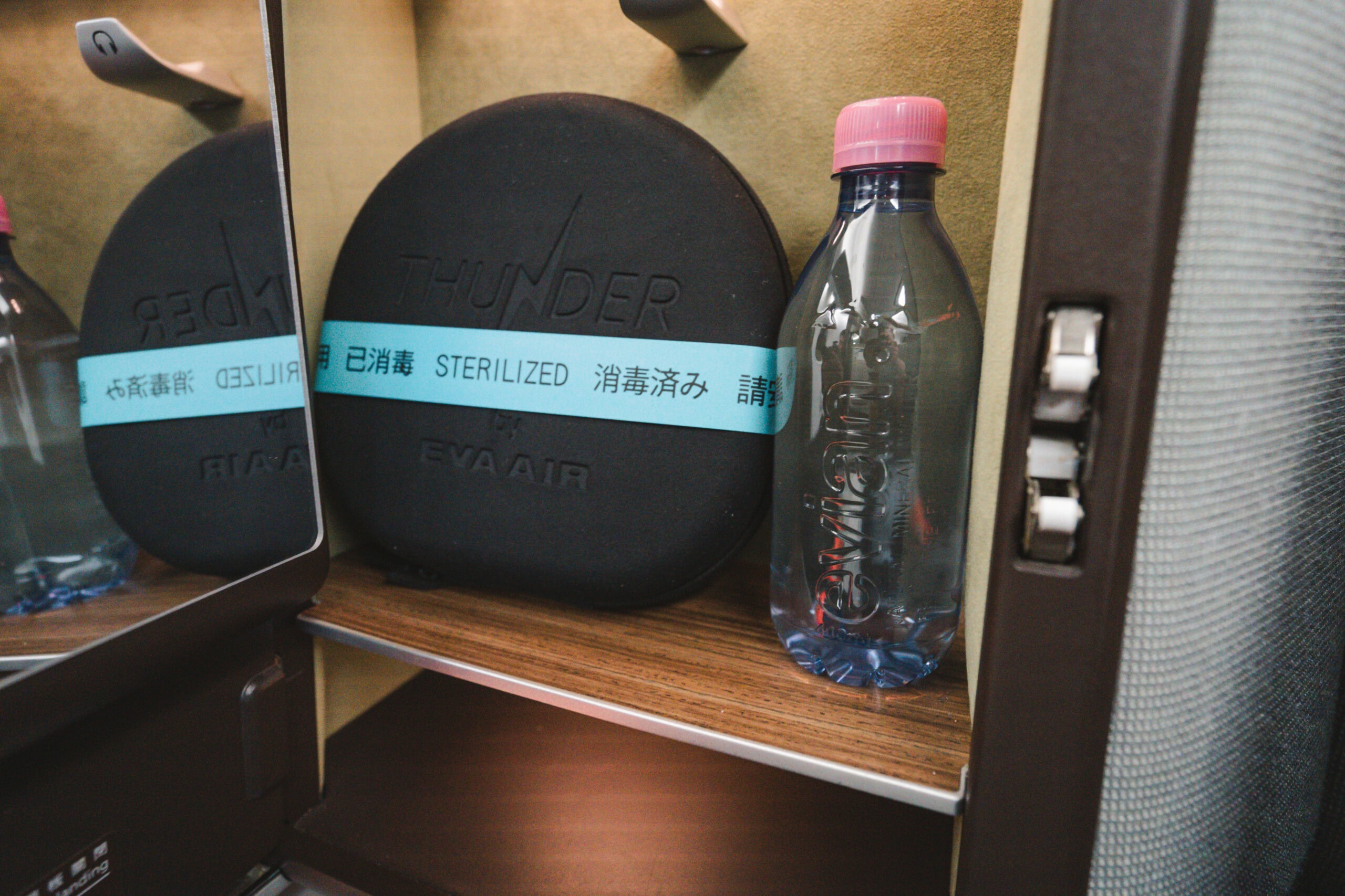 EVA Air 787-10 Business Class [Royal Laurel] Seat Storage