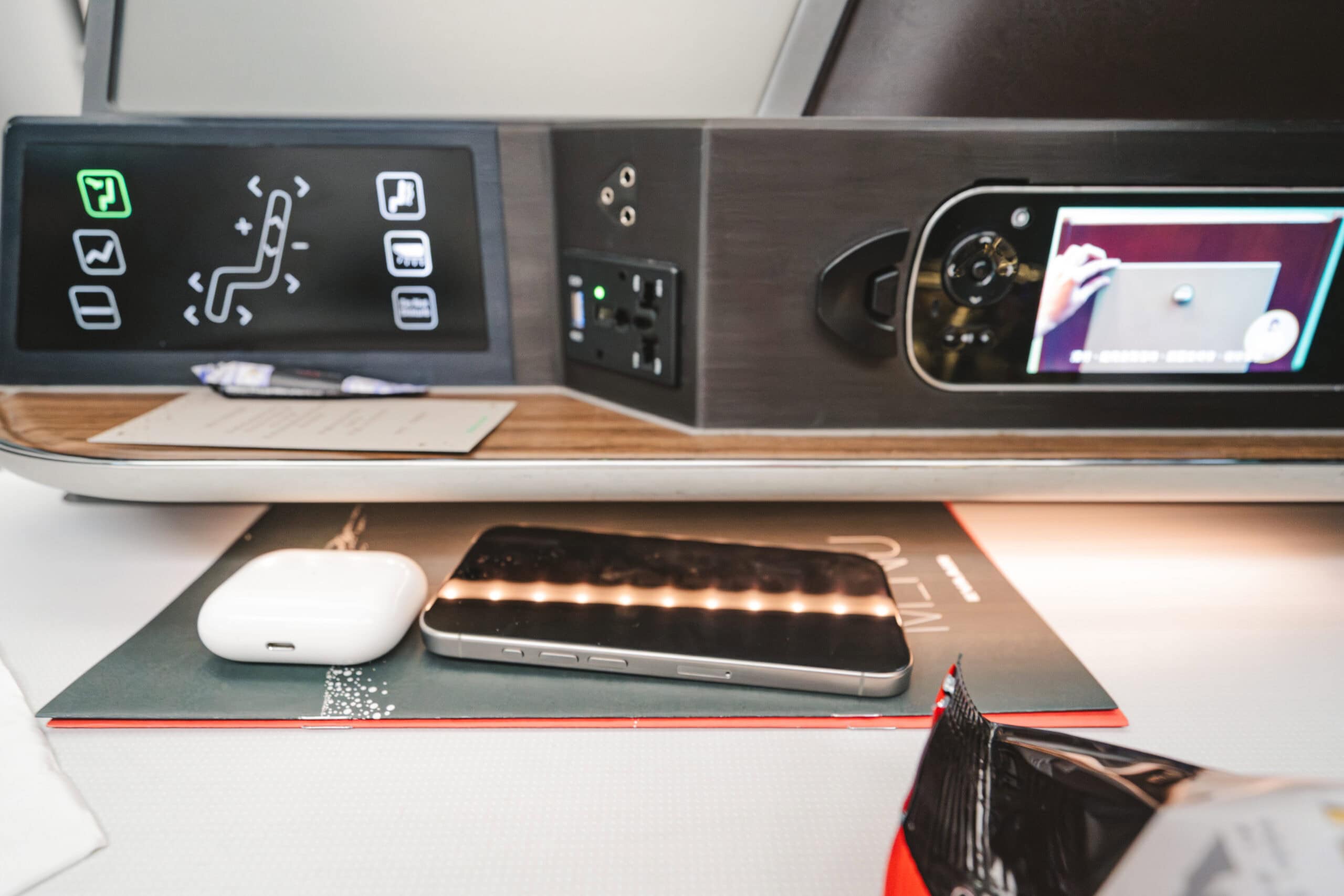 EVA Air 787-10 Business Class [Royal Laurel] Wood Trimmed Table And Lighting