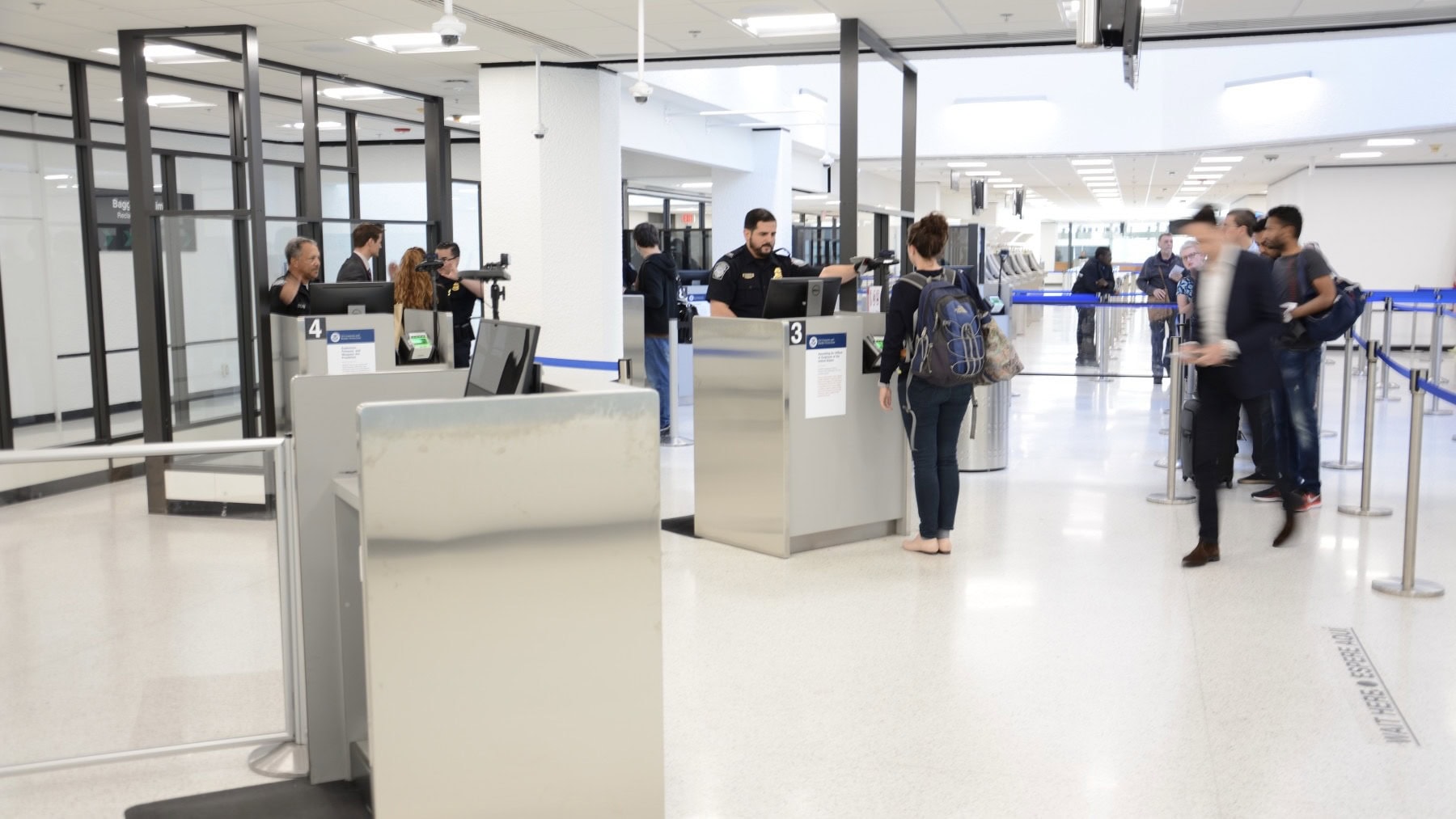 Global Entry vs TSA PreCheck: What Is The Difference (And Which Should You Get?) 4 - Global Entry vs TSA PreCheck U.S. Customs Takes Less Than 2 Minutes With Global Entry
